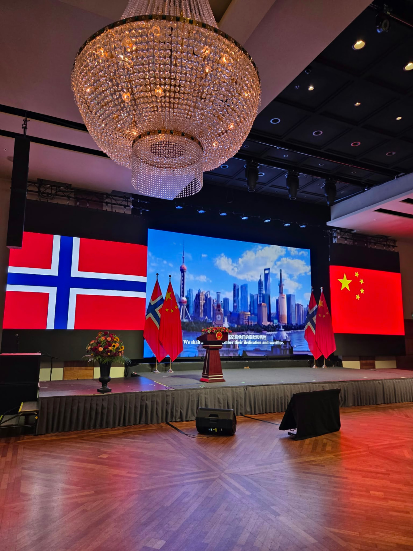 The stage with Norwegian and Chinese flags at the National Day reception in Oslo
