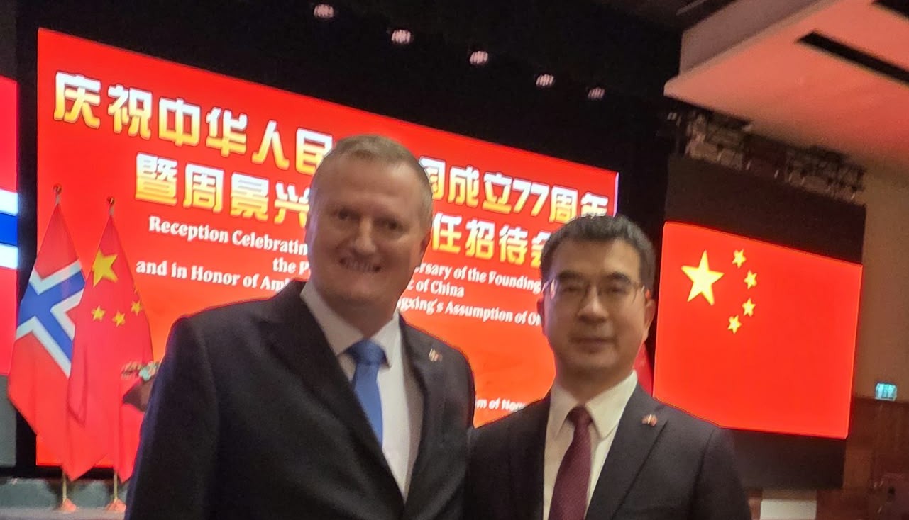 Nils-Erik Volden together with China's Ambassador to Norway, Zhou Jingxing